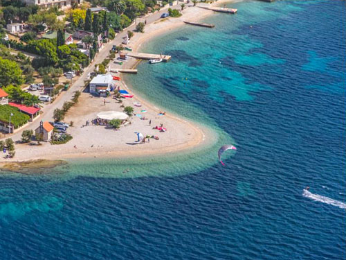 Plage de galets Ponta dans le centre de Viganj