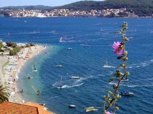 Appassionati di windsurf nel canale di Peljesac